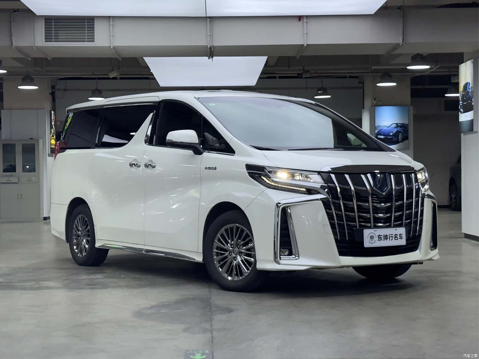 Toyota Alphard, 2022 3