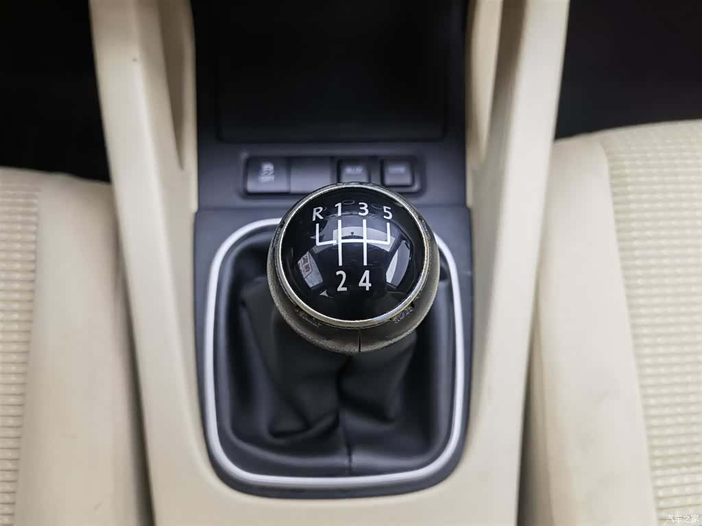 Volkswagen Sagitar, 2011 13