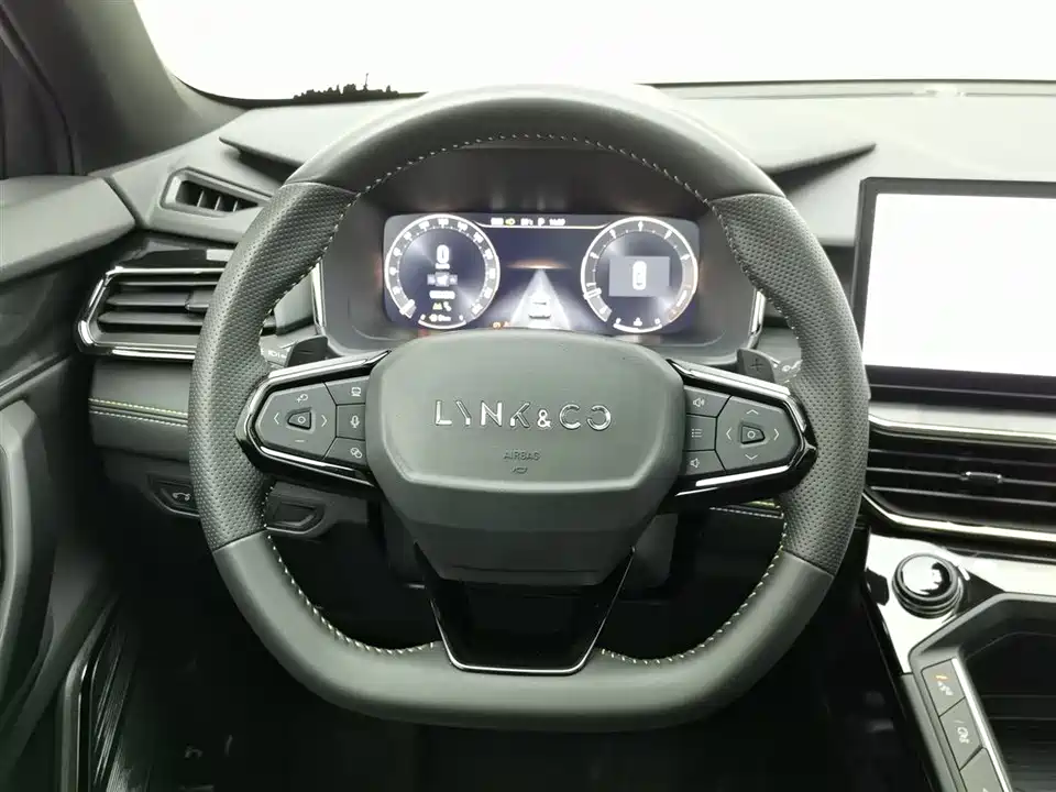 Lynk & Co 06