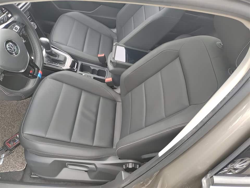 Volkswagen T-ROC exploring Songs