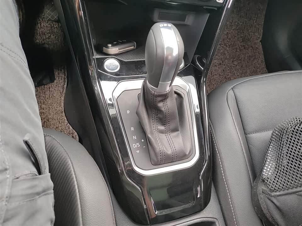 Volkswagen T-ROC exploring Songs