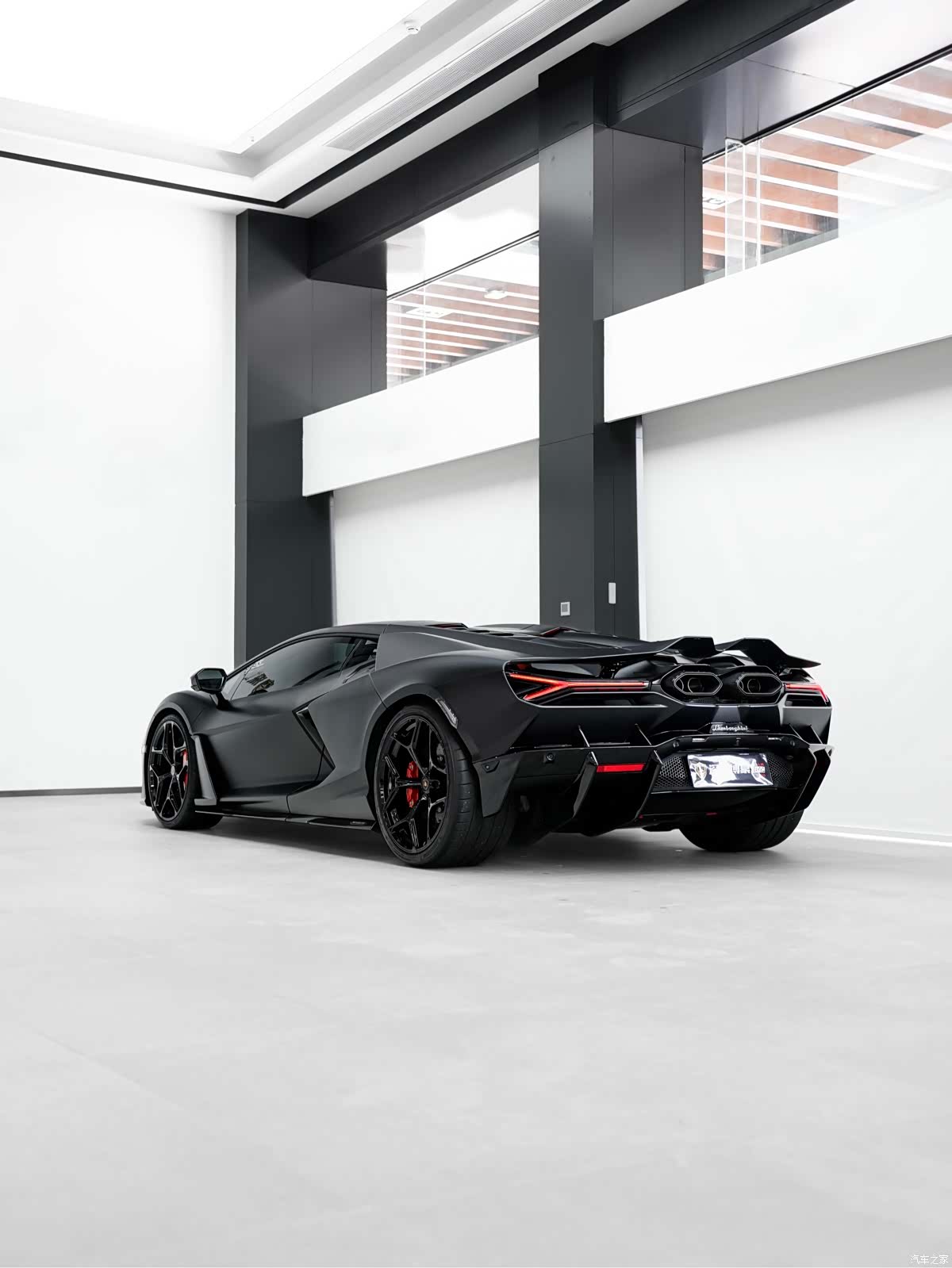 Lamborghini Revuelto, 2025 11