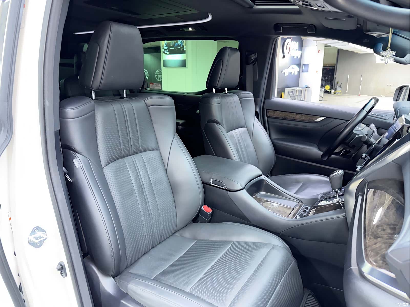 Toyota Alphard, 2022 27