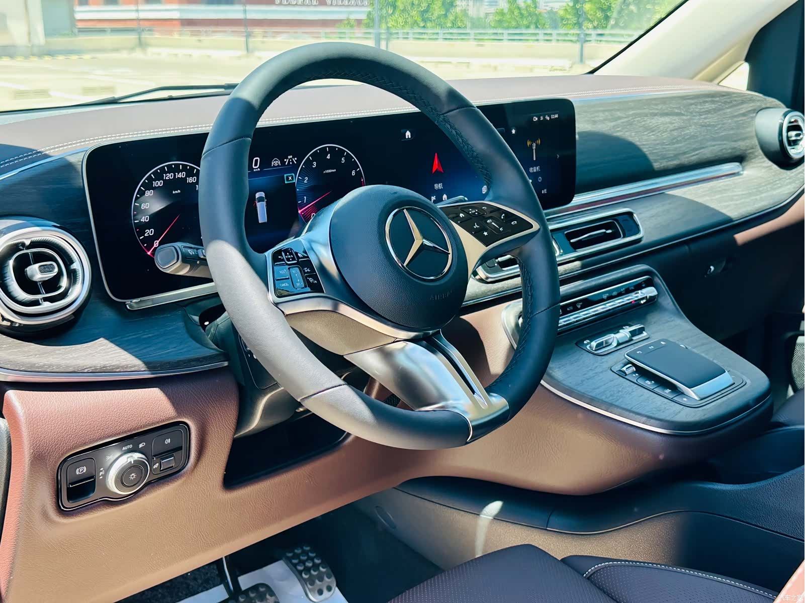 Mercedes-Benz V-Class, 2026 14