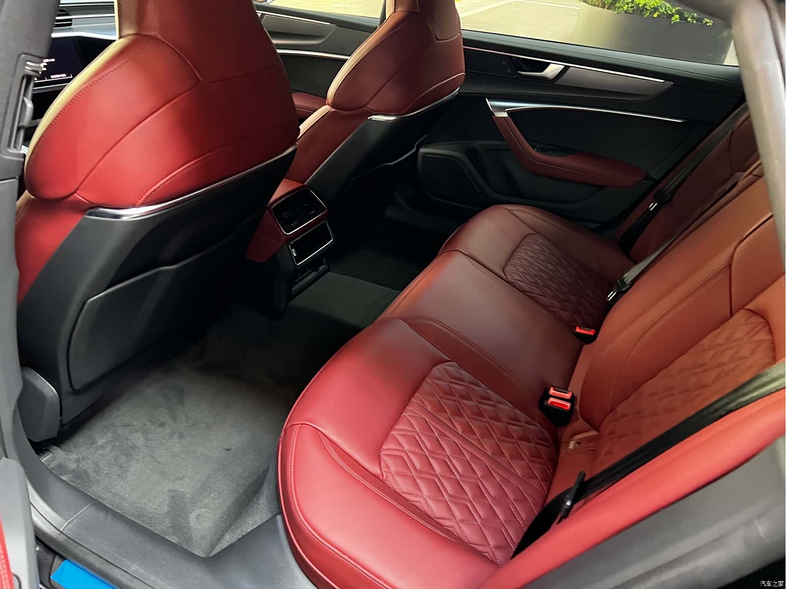 Audi A7L, 2024 14