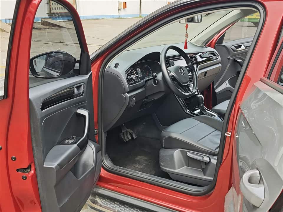 Volkswagen T-ROC exploring Songs