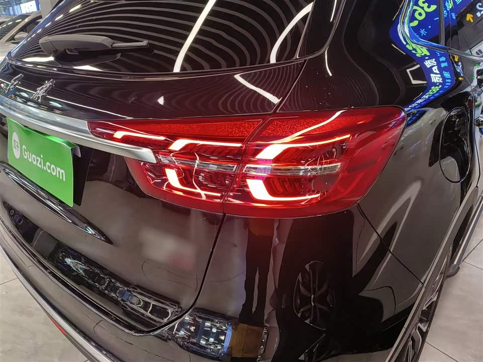 Hongqi HS5