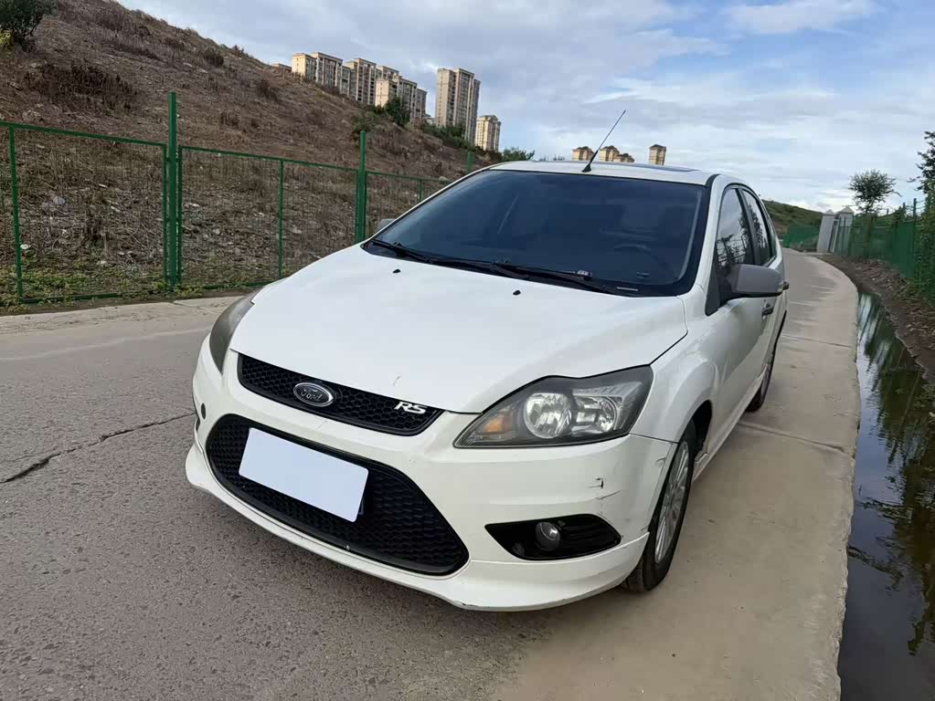Ford Focus 2013 1.8L MT Fashion