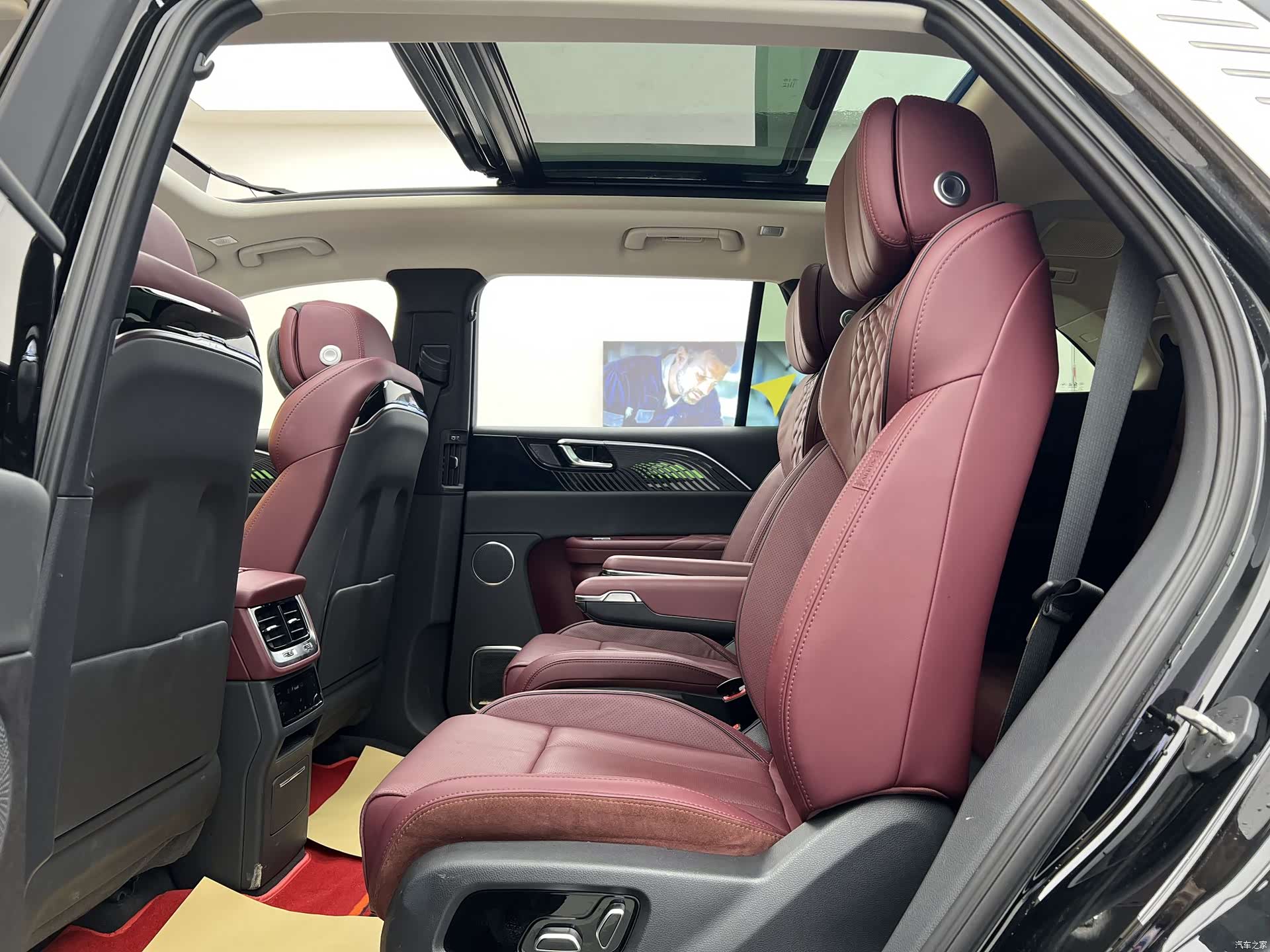 Hongqi E-HS9, 2023 7