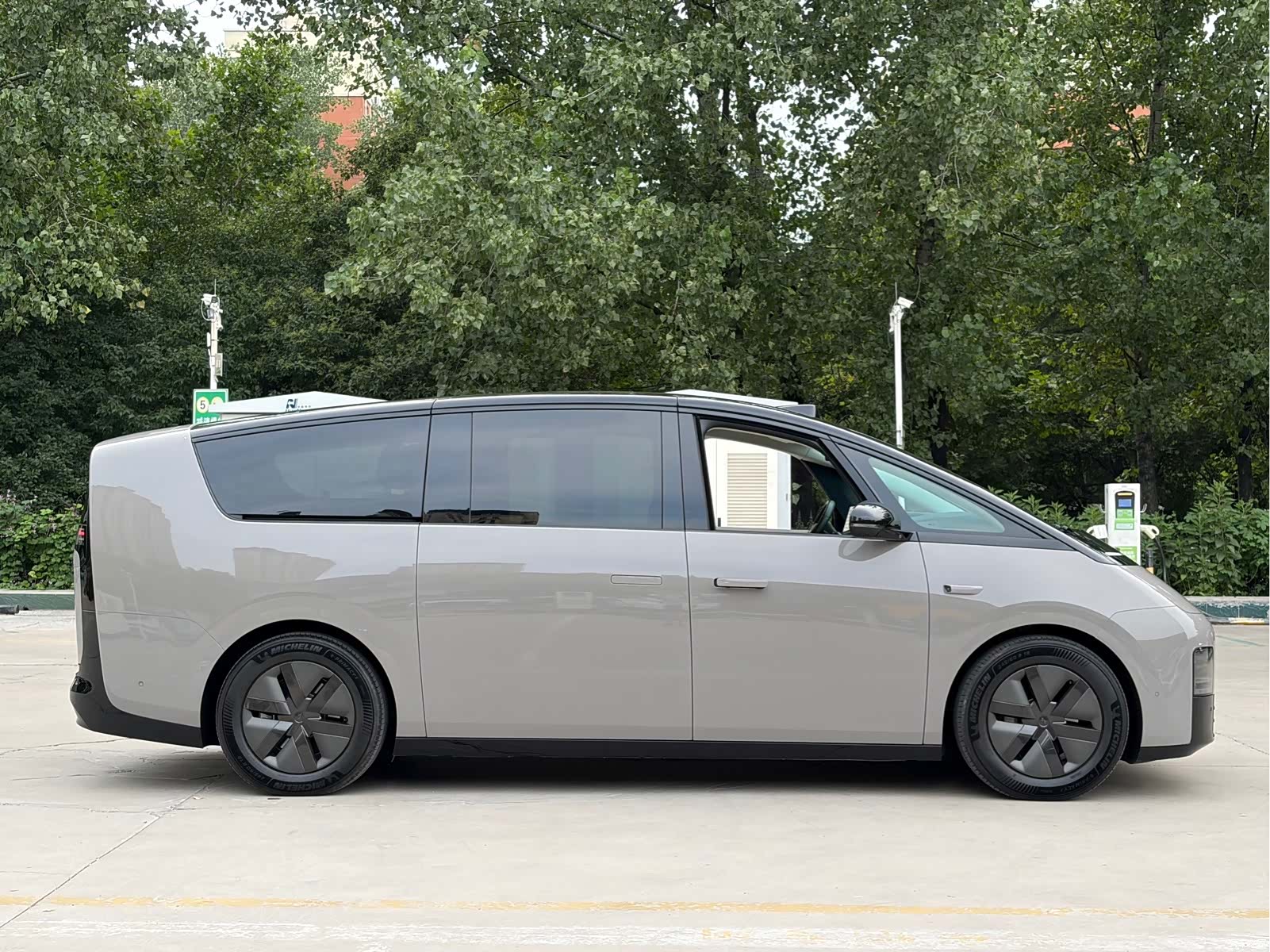 Li Auto MEGA, 2024 3