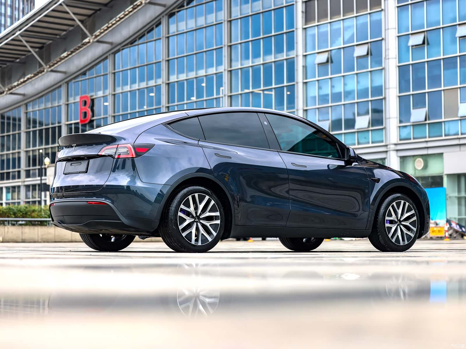 Tesla Model Y, 2024 6