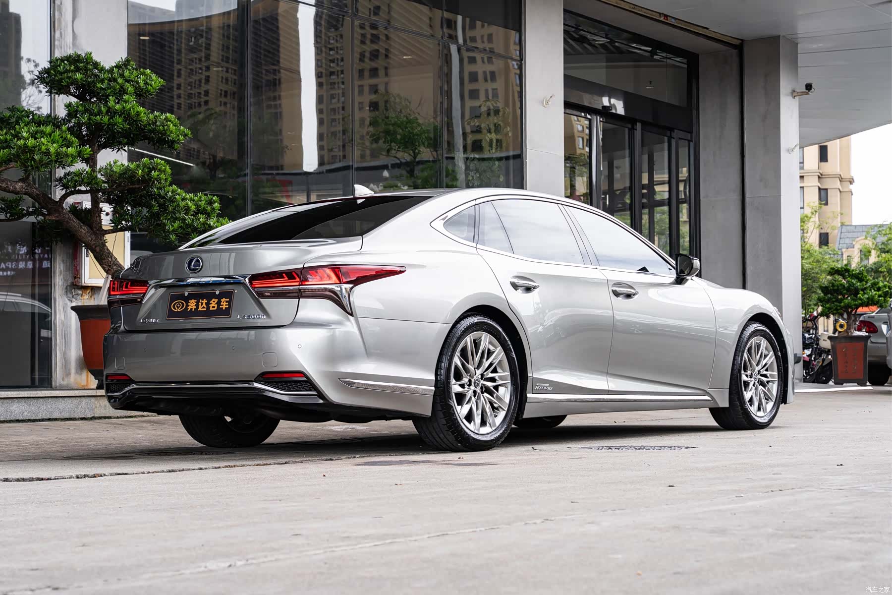Lexus LS, 2019 3