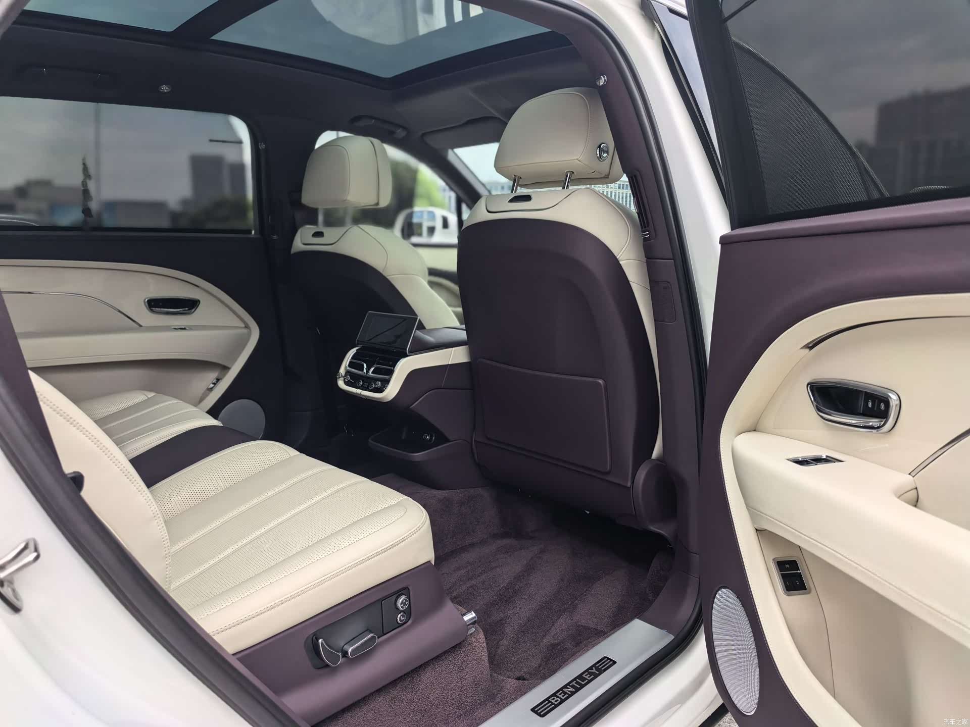 Bentley Bentayga, 2024 17