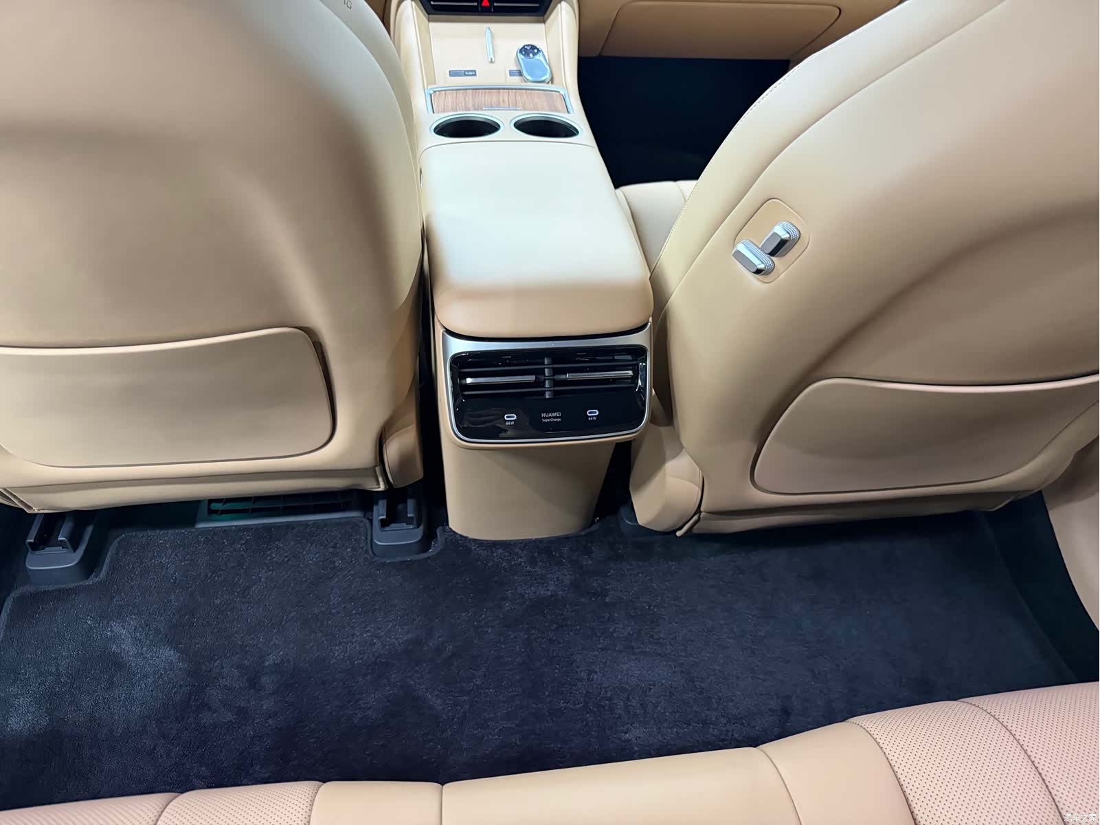 Luxeed R7, 2026 15