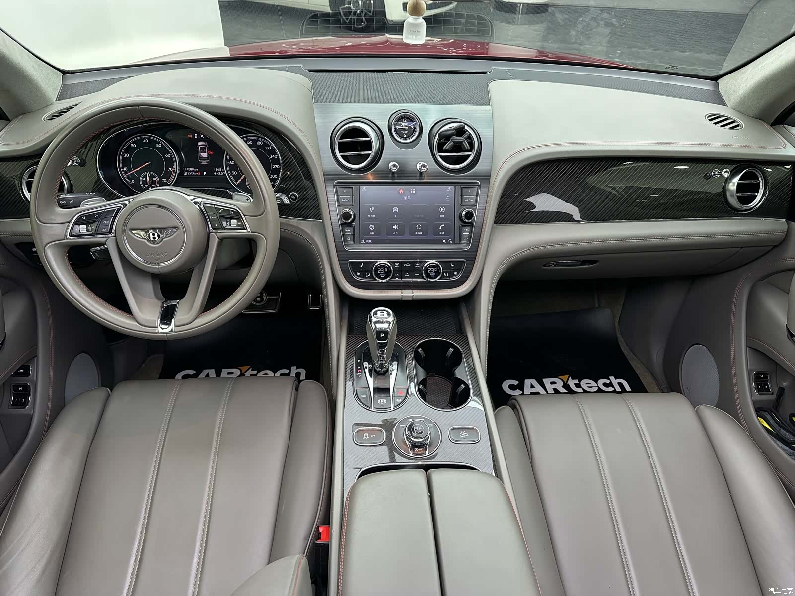 Bentley Bentayga, 2018 29
