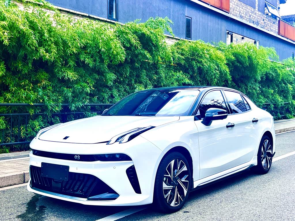 Lynk & Co 03