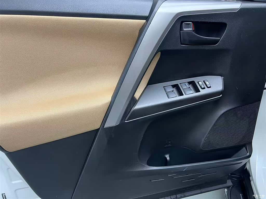 Toyota RAV4, 2018 все фото