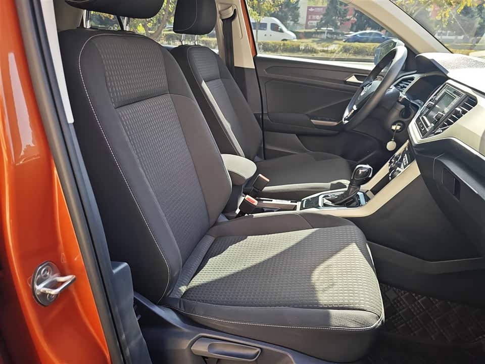 Volkswagen T-ROC exploring Songs