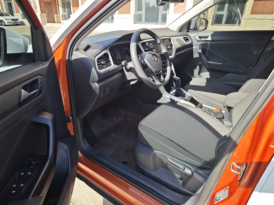 Volkswagen T-ROC exploring Songs