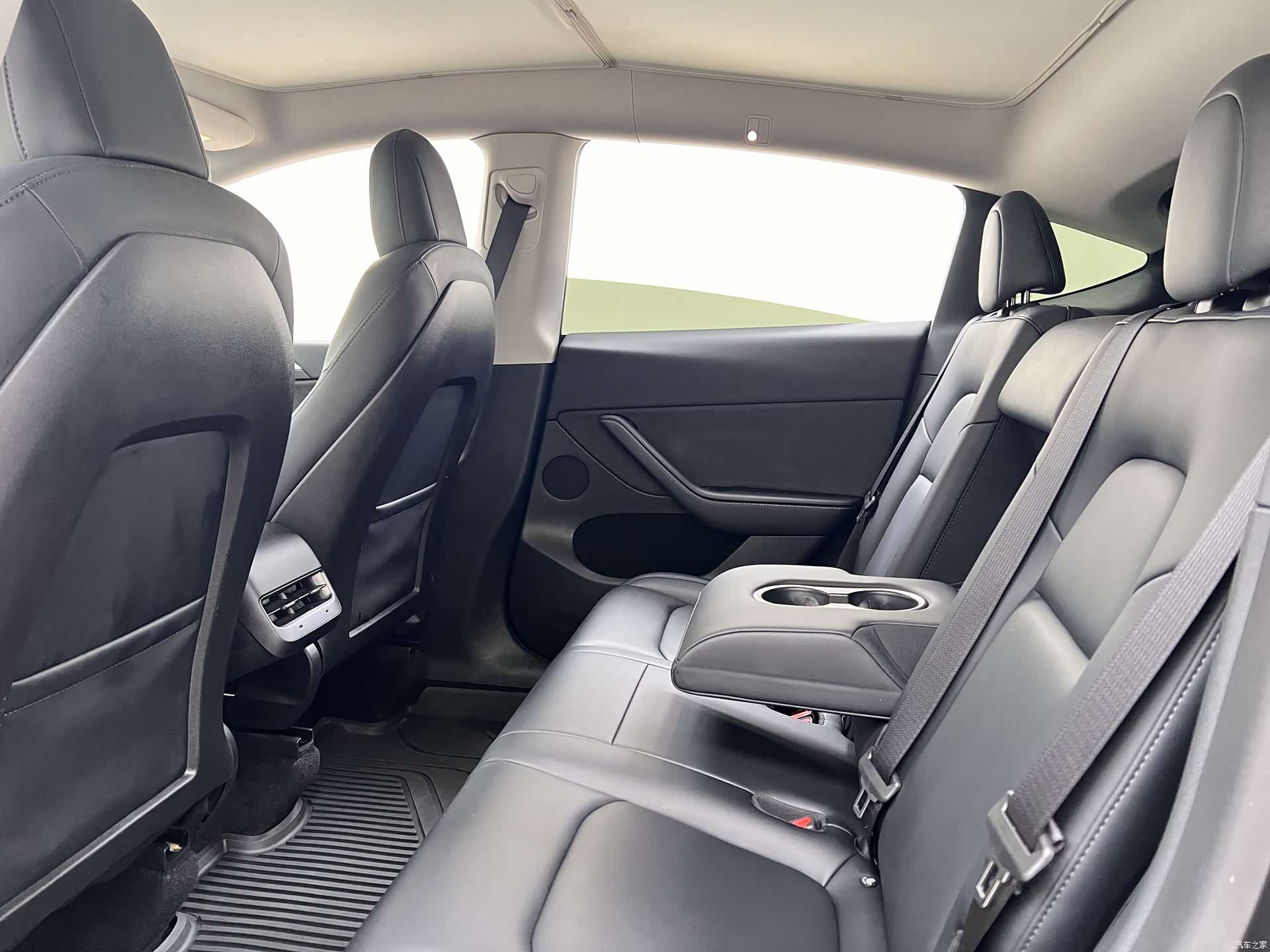 Tesla Model Y, 2022 20