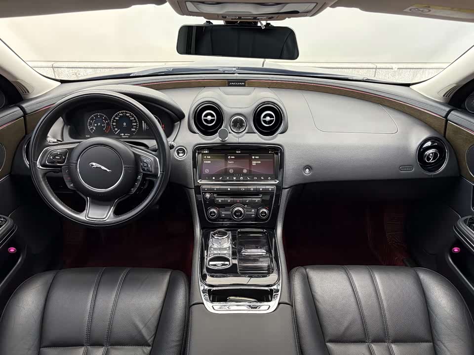 Jaguar XJ