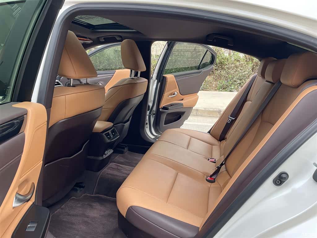 Lexus ES, 2021 10