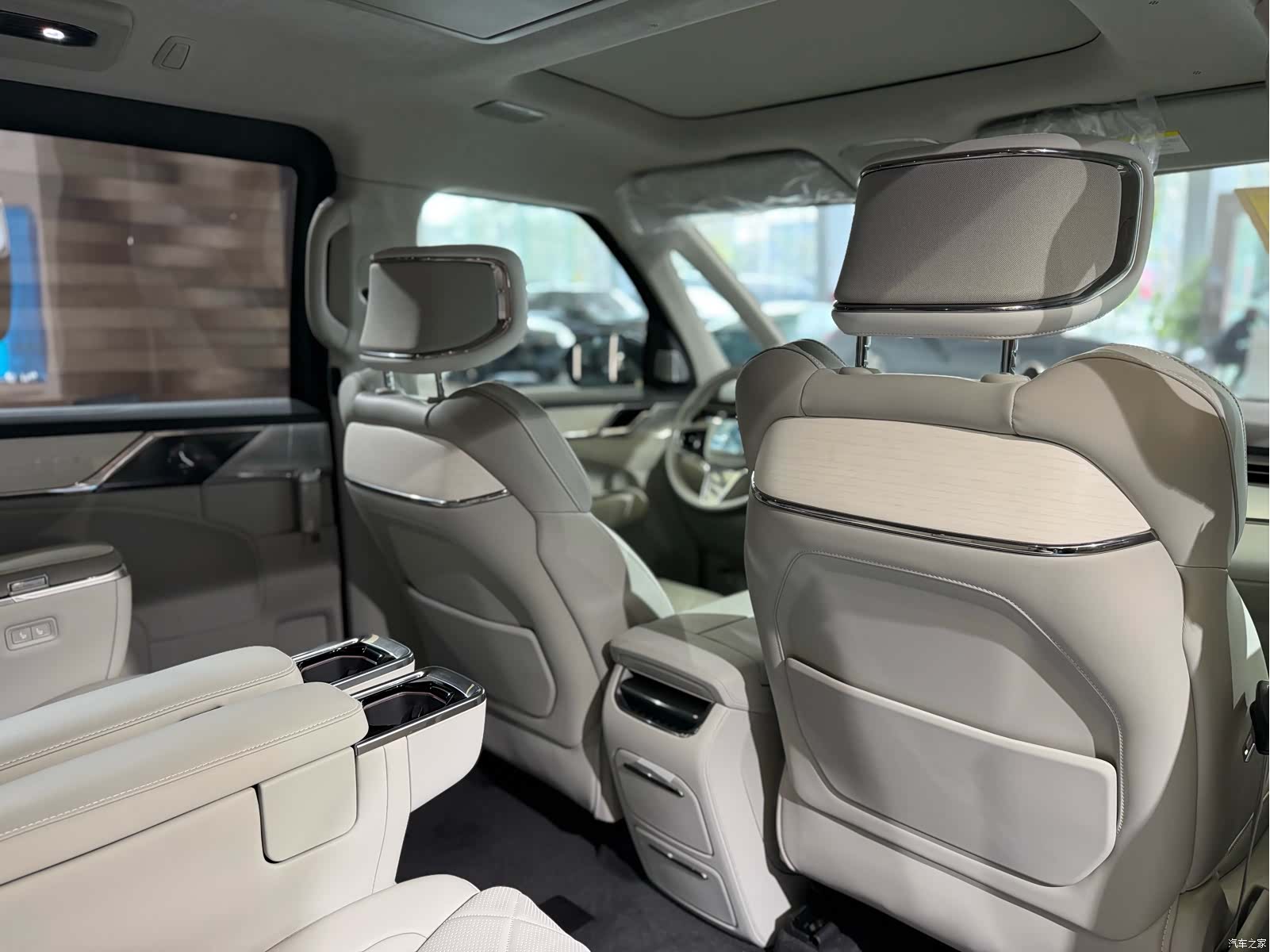 Volvo EM90, 2026 27