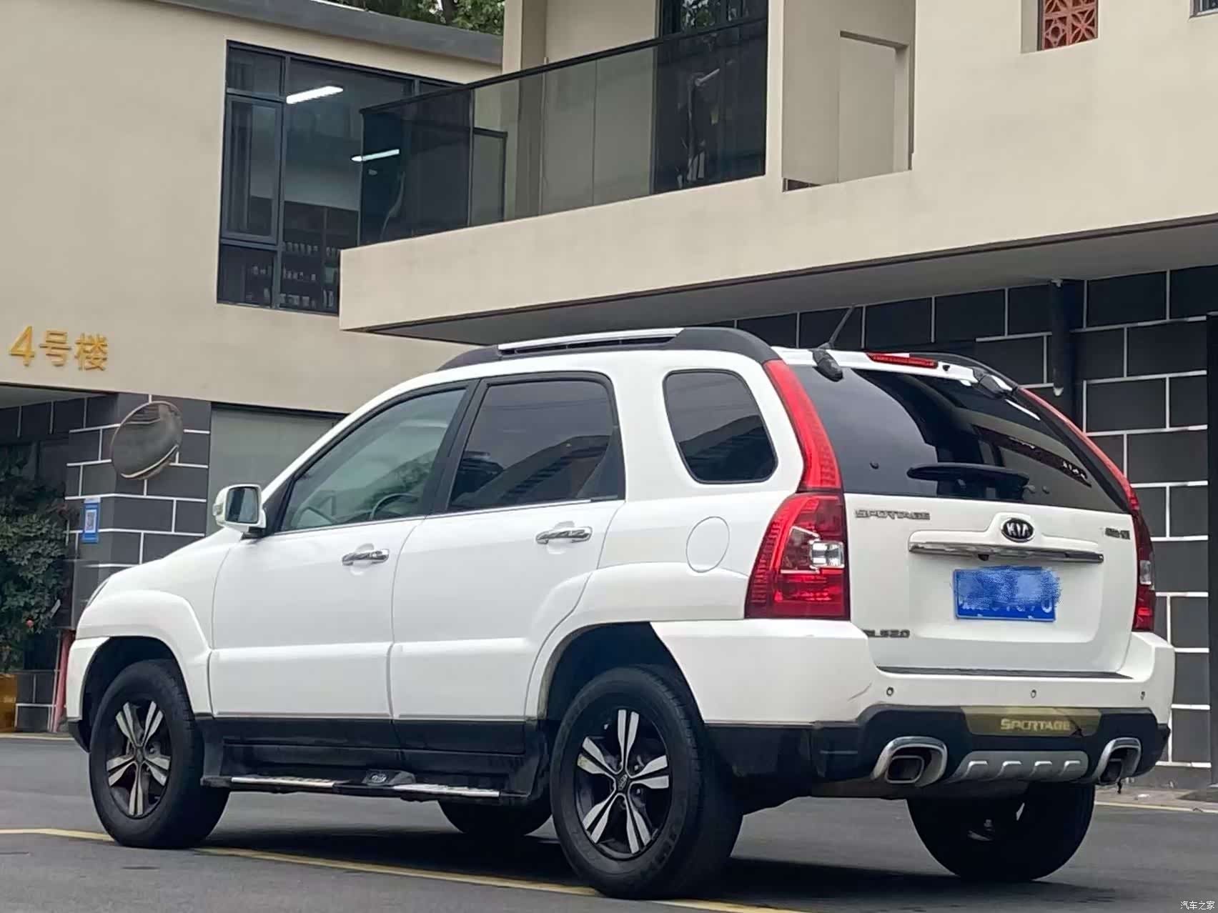 Kia GLS, 2011 4