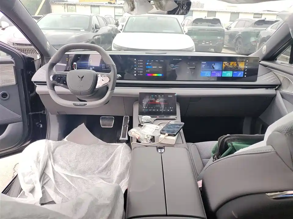 VOYAH Lantu chasing light