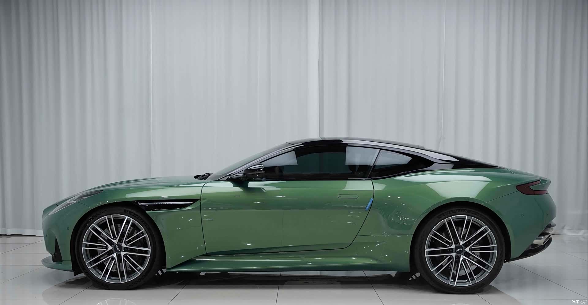 Aston Martin DB12, 2024 3