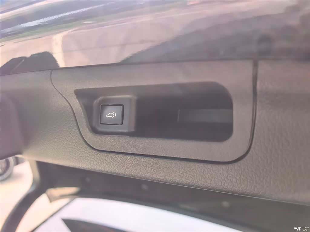 Mercedes-Benz C-Class, 2024 16