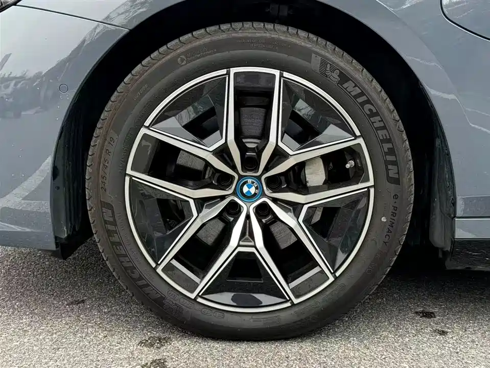 BMW i5