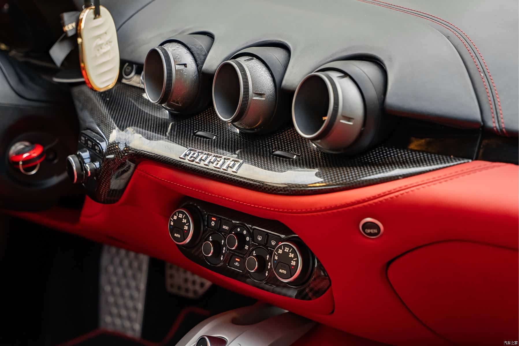 Ferrari F12ber, 2014 8