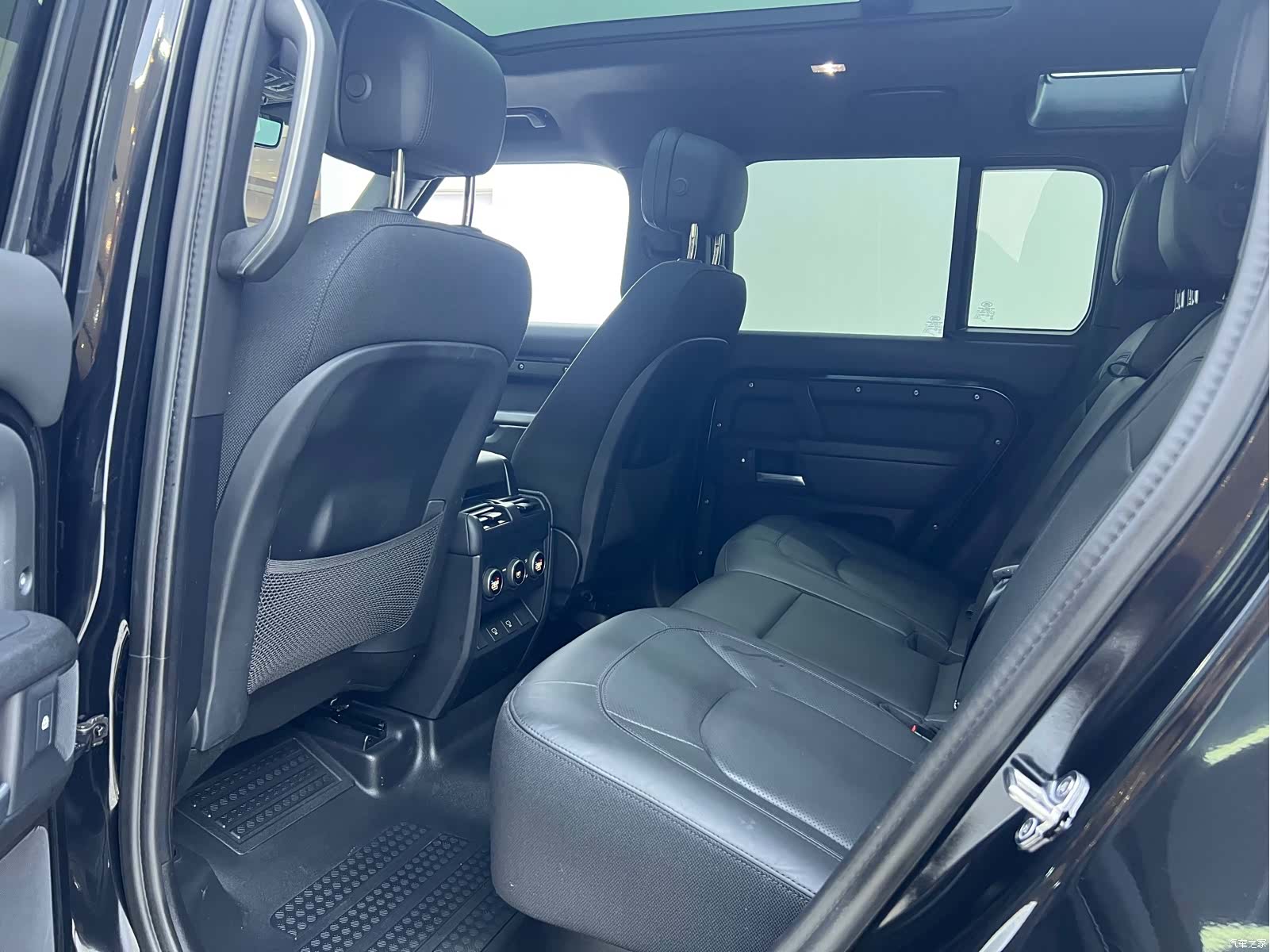 Land Rover Defender, 2025 12