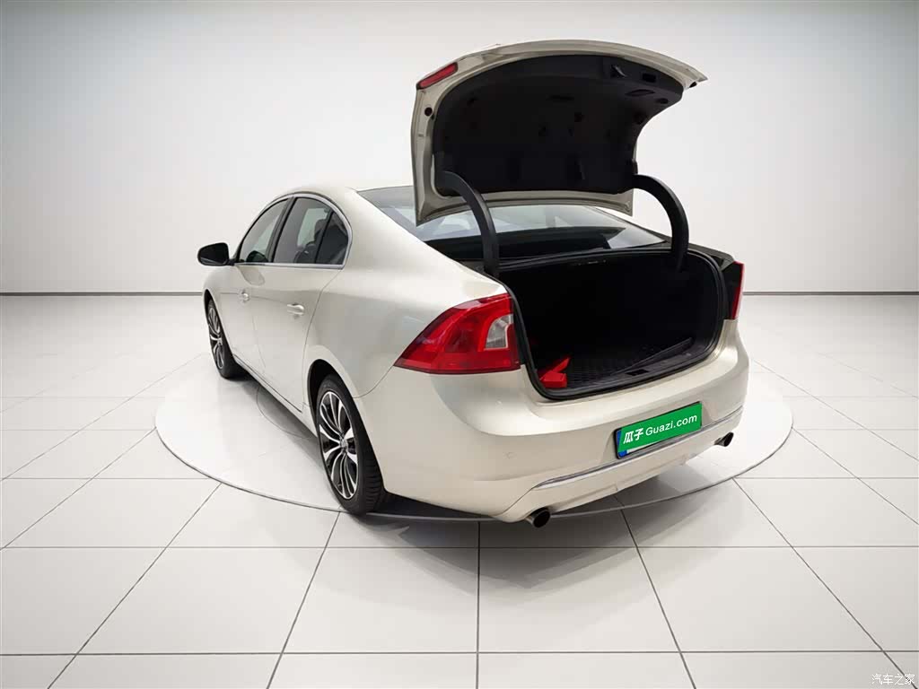 Volvo S60, 2019 все фото