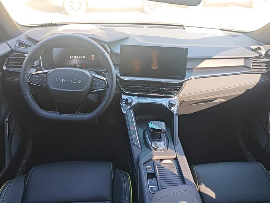 Lynk & Co 06