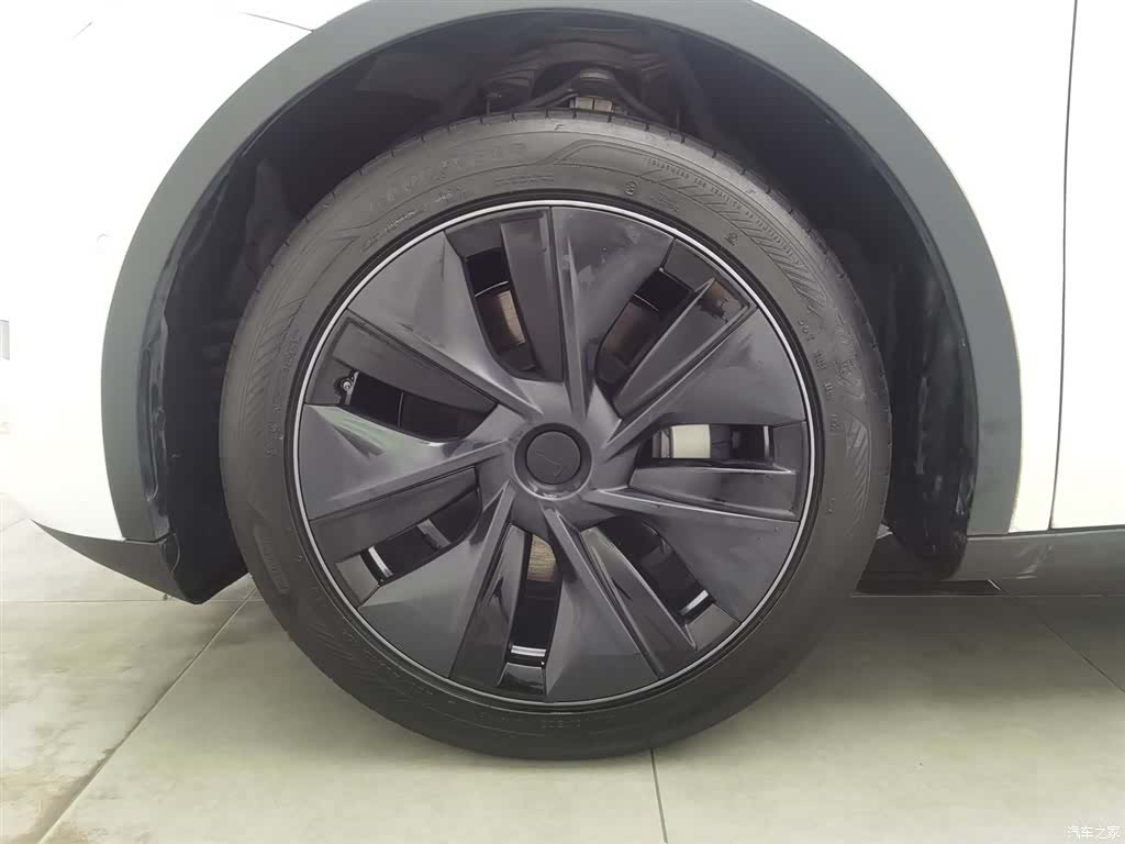 Tesla Model Y, 2024 17