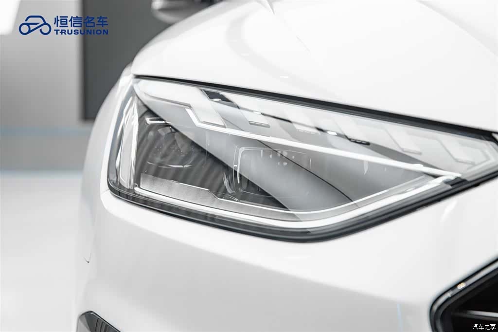 Audi A4L, 2022 все фото