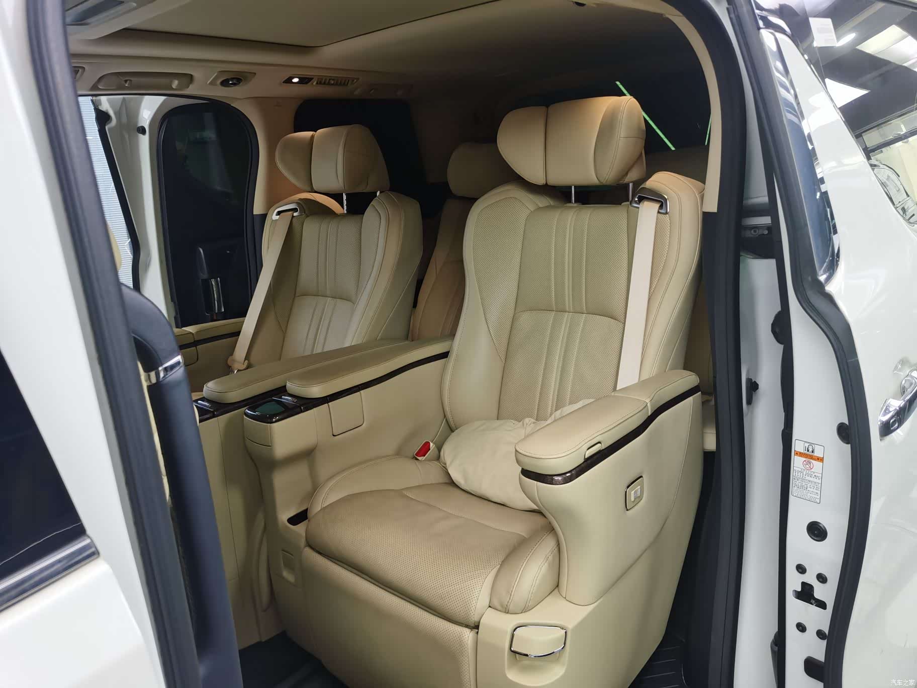 Toyota Alphard, 2022 12