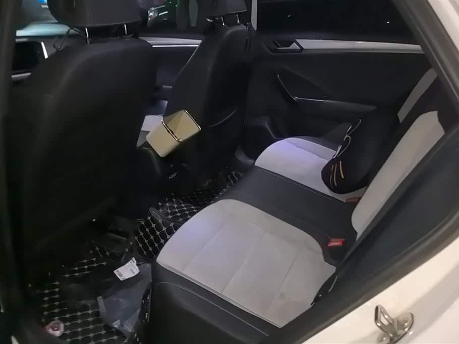 Volkswagen T-ROC exploring Songs