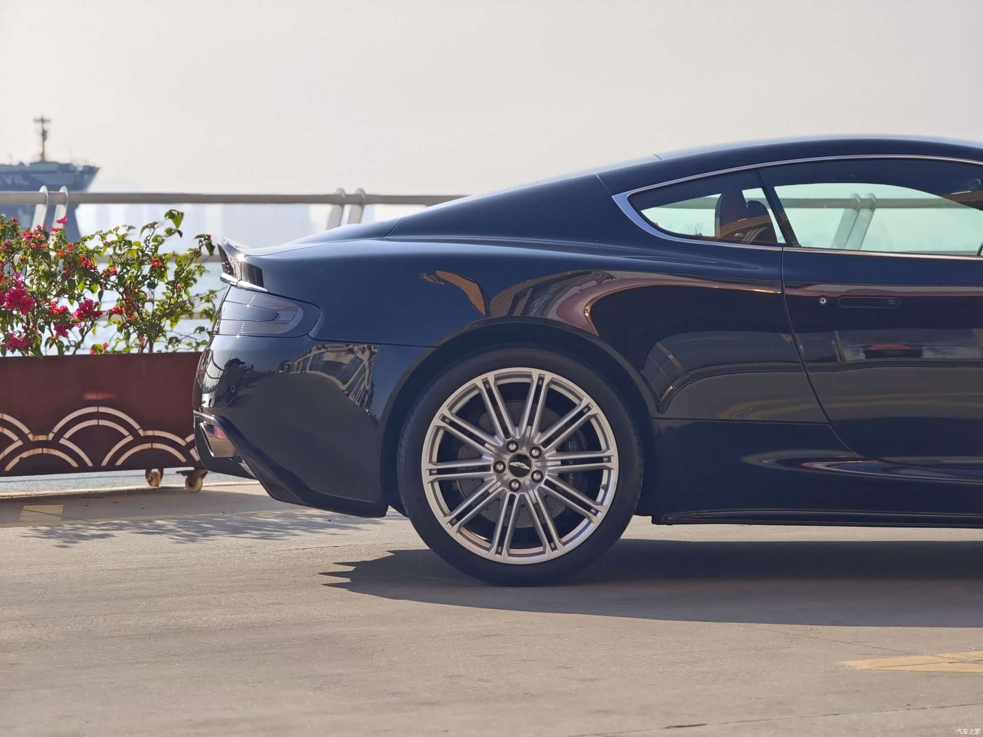 Aston Martin DBS, 2010 все фото