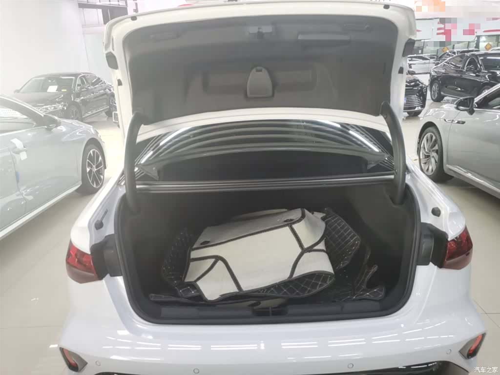 Audi Flying Spur, 2025 14