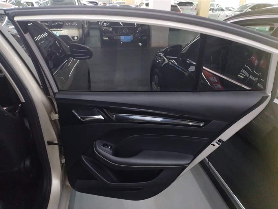 Roewe i5