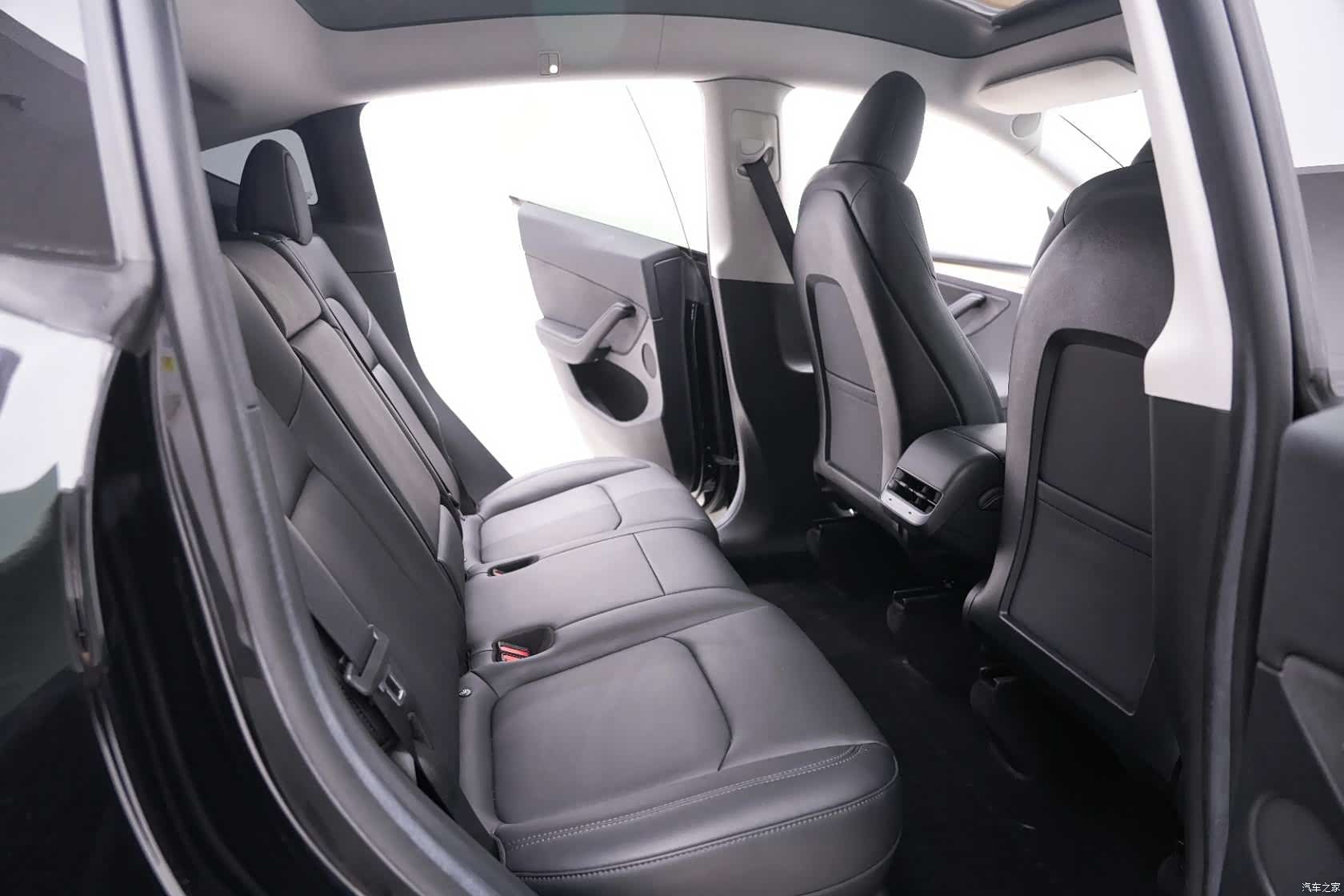 Tesla Model Y, 2023 16