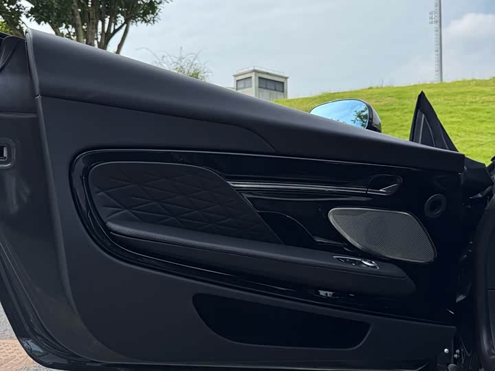 Aston Martin DB12 2023 4.0T V8 Coupe