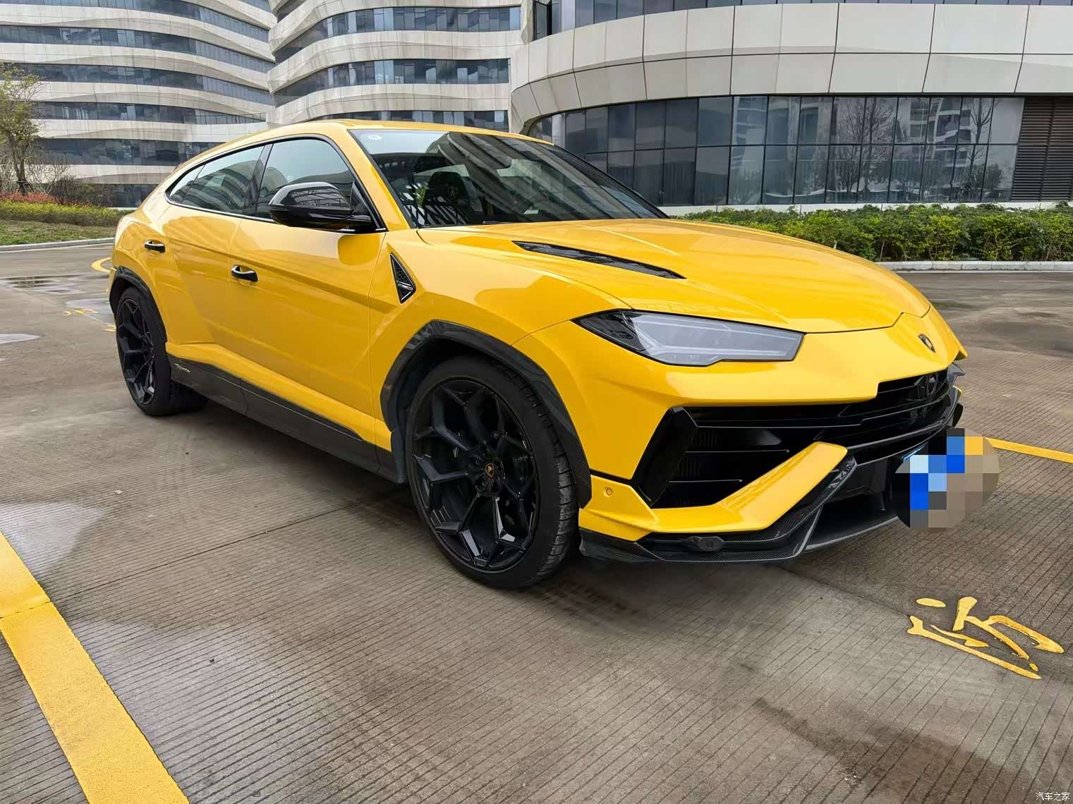 Lamborghini Urus, 2023 1
