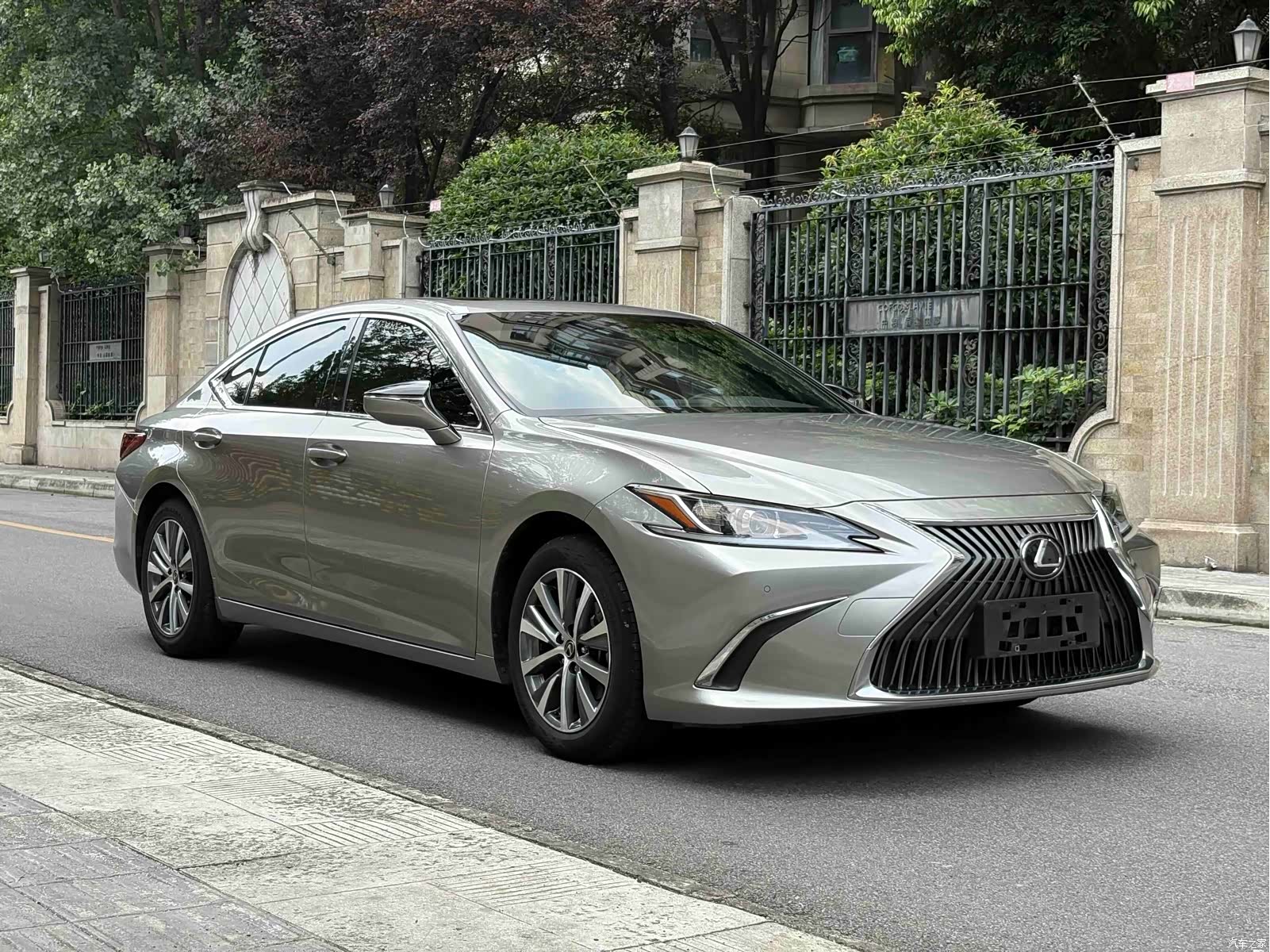 Lexus ES, 2020 3