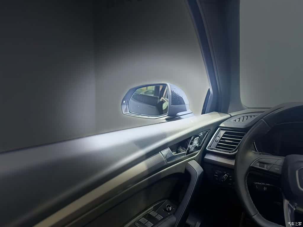 Audi Q5L, 2025 11