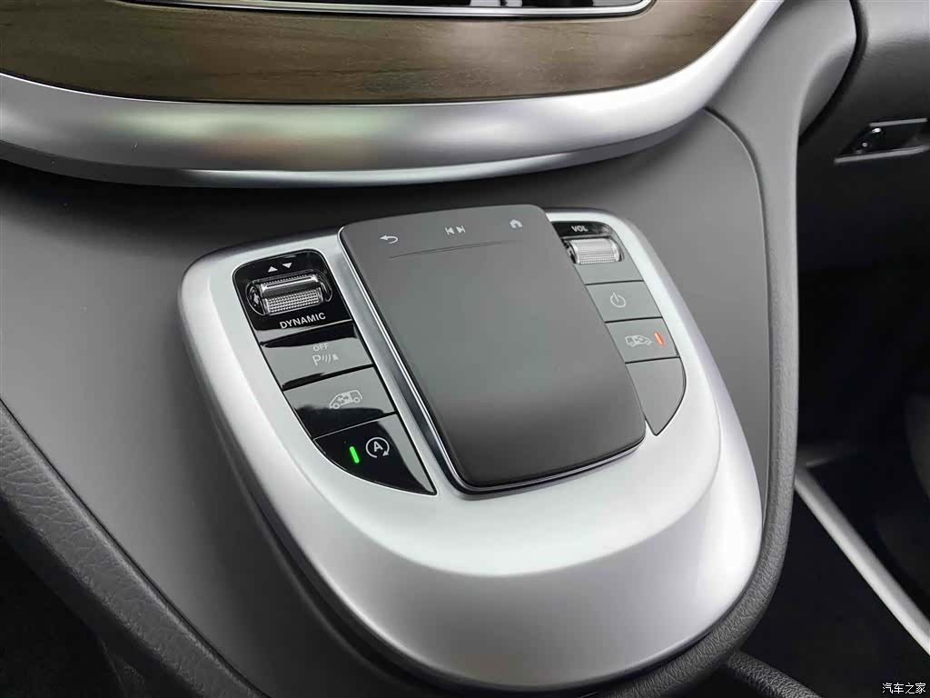 Mercedes-Benz V-Class, 2024 18