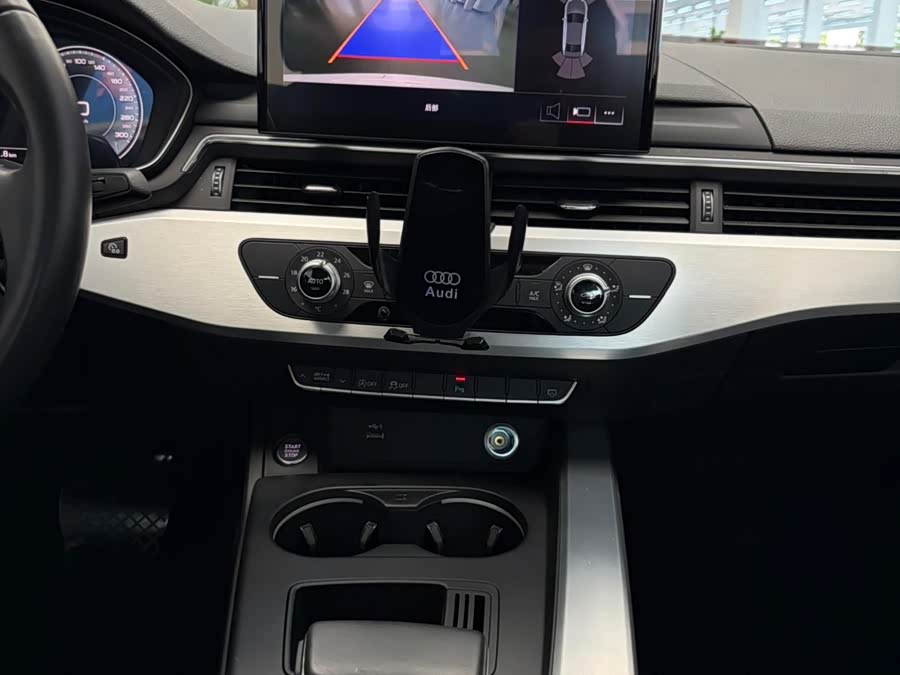 Audi A4L 2023, фото 11